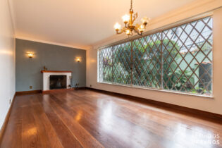 BROOKLIN VELHO, CASA COM 210 METROS, 3 DORMITÓRIOS SENDO 1 SUÍTE. SALA 2 AMBIENTES COM JANELÃO.  1 ANEXO, 3 VAGAS E JARDIM.