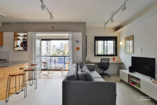 Apartamento reformado à venda na Vila Romana, com 59,65 m², varanda e marcenaria sob medida. Em frente à Praça Diogo do Amaral.