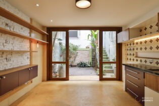 casa de Vila aberta, reformada, a poucos passos do metrô Vila Madalena, no Sumaré, 135², 2 quartos, edícula e 1 vaga de garagem.