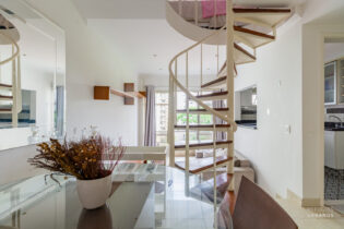 Apartamento duplex de 53,48 metros quadrados de área útil no Jardins, com 1 suíte e 1 vaga, em prédio com lazer completo, perto da Avenida Paulista e do metrô.