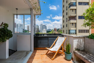 Cobertura com uma suíte, bem distribuída em 83,83m², com cozinha de chef e terraço. Depósito e duas vagas de garagem.