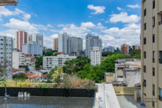 Cobertura com uma suíte, bem distribuída em 83,83m², com cozinha de chef e terraço. Depósito e duas vagas de garagem.