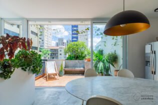 Cobertura com uma suíte, bem distribuída em 83,83m², com cozinha de chef e terraço. Depósito e duas vagas de garagem.
