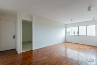 Apartamento de 117 m²  com 3 dormitórios, sendo uma suíte,  1 vaga, portaria 24 horas presencial na João Moura.