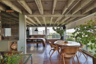 Triplex no Alto da Boa Vista, com 298 m² bem distribuídos e 2 ambientes sociais. Área gourmet com churrasqueira. 3 dormitórios, 2 suítes. Vista livre para o verde do bairro.