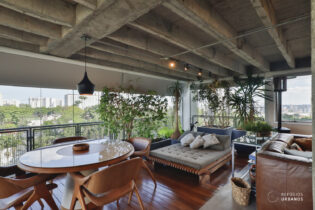 Triplex no Alto da Boa Vista, com 298 m² bem distribuídos e 2 ambientes sociais. Área gourmet com churrasqueira. 3 dormitórios, 2 suítes. Vista livre para o verde do bairro.