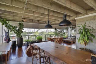 Triplex no Alto da Boa Vista, com 298 m² bem distribuídos e 2 ambientes sociais. Área gourmet com churrasqueira. 3 dormitórios, 2 suítes. Vista livre para o verde do bairro.