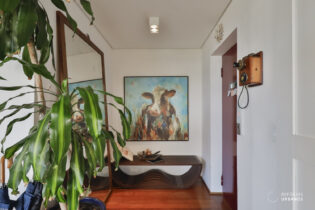 Triplex no Alto da Boa Vista, com 298 m² bem distribuídos e 2 ambientes sociais. Área gourmet com churrasqueira. 3 dormitórios, 2 suítes. Vista livre para o verde do bairro.