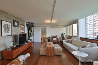 Triplex no Alto da Boa Vista, com 298 m² bem distribuídos e 2 ambientes sociais. Área gourmet com churrasqueira. 3 dormitórios, 2 suítes. Vista livre para o verde do bairro.