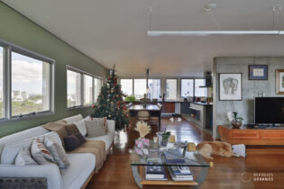 Triplex no Alto da Boa Vista, com 298 m² bem distribuídos e 2 ambientes sociais. Área gourmet com churrasqueira. 3 dormitórios, 2 suítes. Vista livre para o verde do bairro.