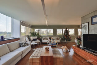 Triplex no Alto da Boa Vista, com 298 m² bem distribuídos e 2 ambientes sociais. Área gourmet com churrasqueira. 3 dormitórios, 2 suítes. Vista livre para o verde do bairro.