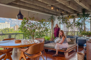 Triplex no Alto da Boa Vista, com 298 m² bem distribuídos e 2 ambientes sociais. Área gourmet com churrasqueira. 3 dormitórios, 2 suítes. Vista livre para o verde do bairro.