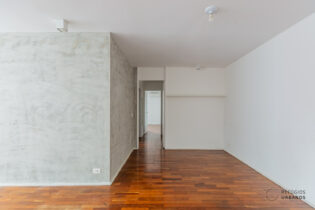 Apartamento de 117 m²  com 3 dormitórios, sendo uma suíte,  1 vaga, portaria 24 horas presencial na João Moura.