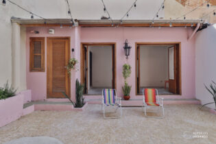 casa de vila, com quintal, reformada, 2 suítes, em localização estratégica em Perdizes; 2 vagas, 160m² e edícula com cômodo coringa!