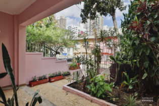 Apartamento reformado na Bela Vista de 48m², com 1 quarto, varanda e 1 vaga em prédio com lazer próximo da Av. Paulista.