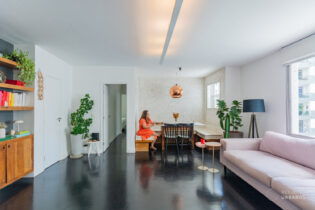 Moema Pássaros, no miolo querido do bairro. 102m2 reformado, ambientes integrados e lavabo. São 2 suítes amplas. Aquecimento à gás e uma vaga.