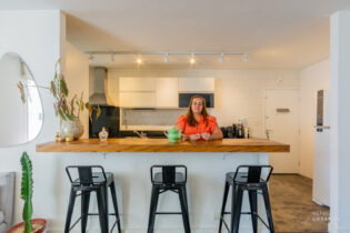 Moema Pássaros, no miolo querido do bairro. 102m2 reformado, ambientes integrados e lavabo. São 2 suítes amplas. Aquecimento à gás e uma vaga.