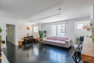 Moema Pássaros, no miolo querido do bairro. 102m2 reformado, ambientes integrados e lavabo. São 2 suítes amplas. Aquecimento à gás e uma vaga.