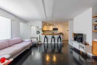 Moema Pássaros, no miolo querido do bairro. 102m2 reformado, ambientes integrados e lavabo. São 2 suítes amplas. Aquecimento à gás e uma vaga.