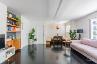 Moema Pássaros, no miolo querido do bairro. 102m2 reformado, ambientes integrados e lavabo. São 2 suítes amplas. Aquecimento à gás e uma vaga.