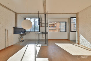 Apartamento reformado na Vila Buarque, solar. São 75 m², 1 quarto (suíte), lavado,  cozinha integrada e um cômodo independente para home office