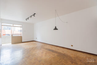 Apartamento amplo na Pompéia, com piso de taco, varanda e muita luz natural. Original e pronto para transformar no seu refúgio urbano.