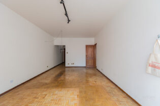 Apartamento amplo na Pompéia, com piso de taco, varanda e muita luz natural. Original e pronto para transformar no seu refúgio urbano.