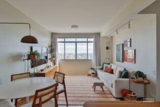 Apto reformado na Vila Romana, vista livre, com 78,64 m², sala e cozinha integradas, 2 quartos, sendo 1 suíte com closet e 1 vaga de garagem.