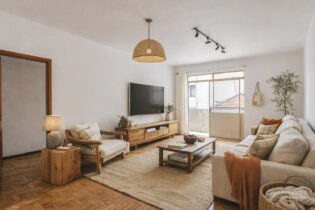 Apartamento amplo na Pompéia, com piso de taco, varanda e muita luz natural. Original e pronto para transformar no seu refúgio urbano.