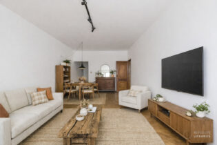 Apartamento amplo na Pompéia, com piso de taco, varanda e muita luz natural. Original e pronto para transformar no seu refúgio urbano.