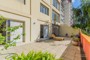 São 173m² de área total: 123 m2 interna e 50m2 de externa. Garden na Tupi é incrível, ensolarado, com possibilidade de uma reforma espetacular.