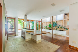 Casa reformada no Sumaré, 196,04m², 2 suítes e uma edícula com 2 cômodos sendo um deles uma suíte extra, interligada à casa por uma passarela!