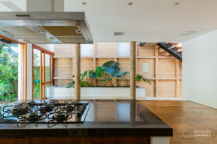 Casa reformada no Sumaré, 196,04m², 2 suítes e uma edícula com 2 cômodos sendo um deles uma suíte extra, interligada à casa por uma passarela!