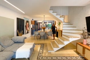 CASA DE VILA ÚNICA: REFORMADA E EQUIPADA NO CAMPO BELO. SALA E COZINHA INTEGRADAS. 2 SUÍTES + OFFICE. QUINTAL NOS FUNDOS E ROOFTOP COM SOLÁRIO. 1 VAGA. AO LADO DE UM BOSQUE.