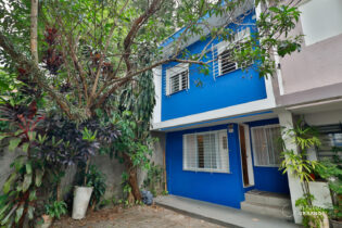 CASA DE VILA ÚNICA: REFORMADA E EQUIPADA NO CAMPO BELO.  SALA E COZINHA INTEGRADAS. 2 SUÍTES + OFFICE. QUINTAL NOS FUNDOS E ROOFTOP COM SOLÁRIO. 1 VAGA. AO LADO DE UM BOSQUE.