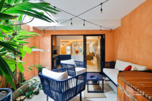 CASA DE VILA ÚNICA: REFORMADA E EQUIPADA NO CAMPO BELO. SALA E COZINHA INTEGRADAS. 2 SUÍTES + OFFICE. QUINTAL NOS FUNDOS E ROOFTOP COM SOLÁRIO. 1 VAGA. AO LADO DE UM BOSQUE.