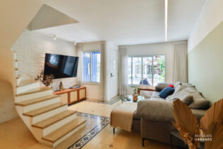 CASA DE VILA ÚNICA: REFORMADA E EQUIPADA NO CAMPO BELO.  SALA E COZINHA INTEGRADAS. 2 SUÍTES + OFFICE. QUINTAL NOS FUNDOS E ROOFTOP COM SOLÁRIO. 1 VAGA. AO LADO DE UM BOSQUE.