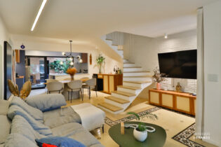 CASA DE VILA ÚNICA: REFORMADA E EQUIPADA NO CAMPO BELO.  SALA E COZINHA INTEGRADAS. 2 SUÍTES + OFFICE. QUINTAL NOS FUNDOS E ROOFTOP COM SOLÁRIO. 1 VAGA. AO LADO DE UM BOSQUE.