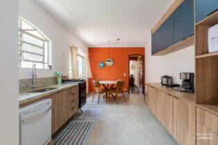 Localizada em uma das ruas mais desejadas da Vila Beatriz. Casa com 3 dormitórios sendo uma suíte com varanda, cozinha ampla, quintal com corredor lateral e 2 vagas.