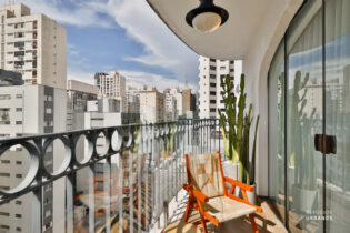Apartamento de 178,56 m2 no Jardim Paulista, reforma vintage elegante, com 2 suítes, em andar alto com varanda e 2 vagas, em prédio Lindenberg mediterrâneo.