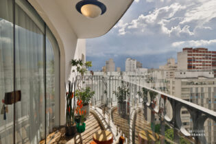 Apartamento de 178,56 m2 no Jardim Paulista, reforma vintage elegante, com 2 suítes, em andar alto com varanda e 2 vagas, em prédio Lindenberg mediterrâneo.