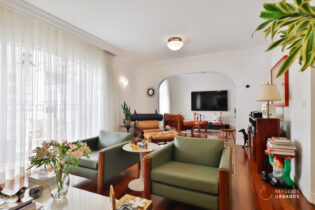Apartamento de 178,56 m2 no Jardim Paulista, reforma vintage elegante, com 2 suítes, em andar alto com varanda e 2 vagas, em prédio Lindenberg mediterrâneo.