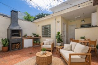 UMA CASA LOCALIZADA EM UMA RUA TRANQUILA DO BAIRRO SUMARÉ, A 500 METROS DO METRÔ VILA MADALENA, COM 3 QUARTOS, EDÍCULA, 1 VAGA E UM QUINTAL.