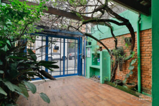 Sobrado charmoso à venda em pinheiros, com quintal e muito verde. Aquela típica casinha com elementos marcantes da década de 60.