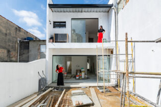 Casa em construção na Vila Ipojuca com 143m², 3 dormitórios (1 suíte), quintal gramado e 2 vagas. Entrega abril/2026.