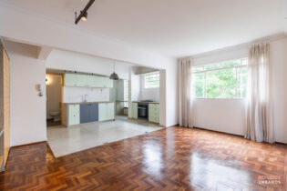 Apartamento reformado em Pinheiros, com 81m² de área bem distribuída e uma planta bem dividida. São 2 quartos, sala e cozinha integradas, além de vaga e portaria 24h do ladinho de tudo.