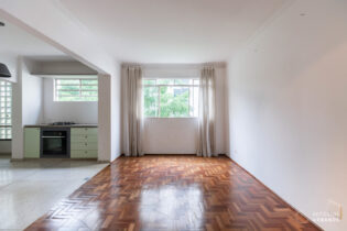 Apartamento reformado em Pinheiros, com 81m² de área bem distribuída e uma planta bem dividida. São 2 quartos, sala e cozinha integradas, além de vaga e portaria 24h do ladinho de tudo.