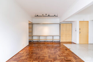 Apartamento reformado em Pinheiros, com 81m² de área bem distribuída e uma planta bem dividida. São 2 quartos, sala e cozinha integradas, além de vaga e portaria 24h do ladinho de tudo.