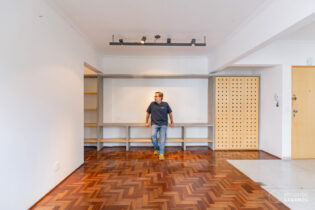 Apartamento reformado em Pinheiros, com 81m² de área bem distribuída e uma planta bem dividida. São 2 quartos, sala e cozinha integradas, além de vaga e portaria 24h do ladinho de tudo.