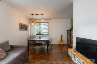 Com 77m² bem divididos, 2 quartos, sala, cozinha iluminada, área de serviço, vaga e portaria 24h bem do ladinho do Metro Vila Madalena.